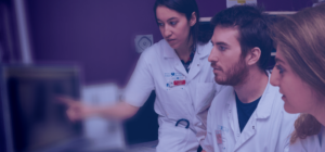 3 médecins autour d'un ordinateur analysant des résultats médicaux